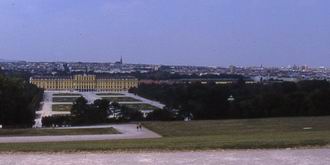 Lo Scloss Schönbrunn visto dalla Gloriette