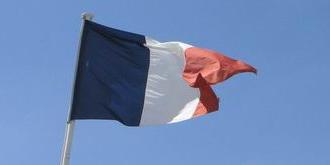 la bandiera francese sventola nel cielo di Arromanches