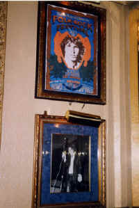 Foto di Jim Morrison e del manifesto del Folk Rock.