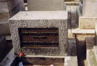 foto tomba Jim Morrison a Parigi (cimiteri di Pere' Lachaise)