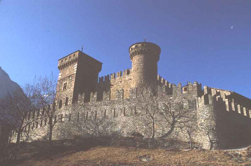 Castello di Fnis visto da Nord-Est