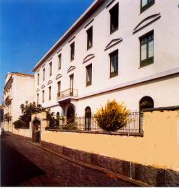 Istituto San Michele: la facciata in via Dafnica