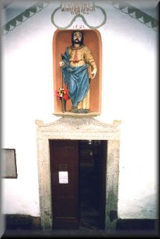 statua di San Giacomo sopra l'ingresso