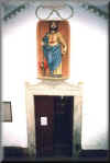 statua di San Giacomo sopra l'ingresso