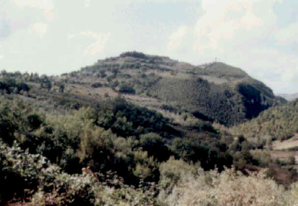 Foto a colori con vista del monte dove  collocato il paese. Si scorgono due delle tre cime del monte. La foto  stata scattata in uno dei canaloni ai piedi del monte.