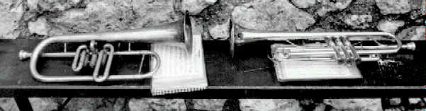 In questa foto, in bianco e nero , ci sono posate su di una pancauna tromba e un fricornino, per la loro posizione (la campana dell'uno  posta difronte all'altra) sembra che si godano un riposino dopo un concerto.