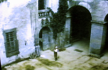 Cortile interno al Palazzo Odescalchi, fotogramma del film L'Avaro di A. Sordi