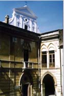 Cortile interno con sullo sfondo la facciata della Chiesa Madre