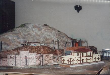 la stazione di Movado con il muro di contenimento