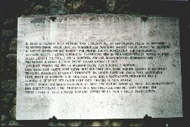 La lapide in memoria posta sul muro del cimitero.