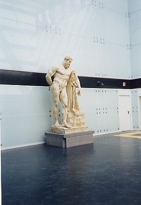 Museo - Ercole Farnese © Interviu