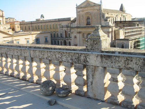 particolare degli ornamenti di pietra rotti e caduti nel terrazzo del municipio