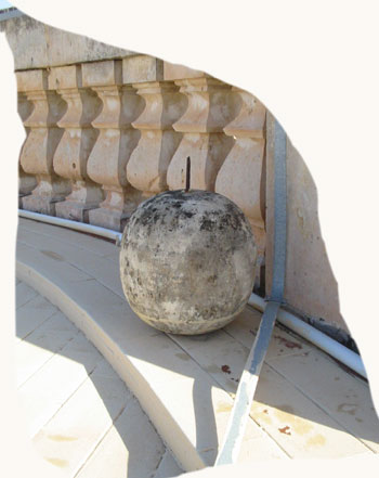 particolare degli ornamenti di pietra rotti e caduti nel terrazzo del municipio
