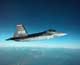 caccia F-22 in volo visto di fianco