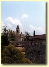 In primo piano il ponte del castello, sullo sfondo il campanile della chiesa di San Filippo Neri