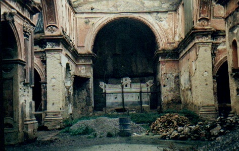 Interno della Cattedrale dopo il secondo incendio, in fondo l'altare centrale