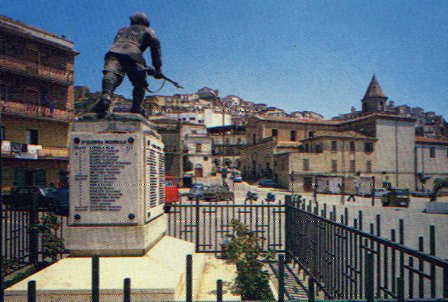 Tursi: piazza monumento, sullo sfondo, la cattedrale.