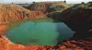 Il lago verde, nella cava di bauxite abbandonata