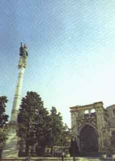 Piazza Sant Oronzo, il 'Sedile'. Eretto nel 1592 sotto il Sindaco Pietro Mocenigo,  rimasto sede del Comune fino al 1851.