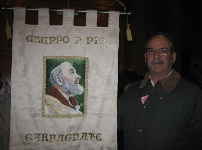 Stendardo del Gruppo Padre Pio portato in processione