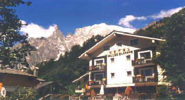 L'hotel e sullo sfondo il Monte Bianco