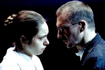 Jodhi May e Ralph Fiennes interpretano The Talking Cure
