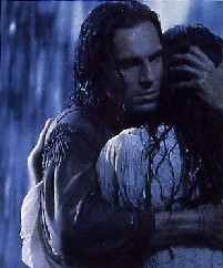 Nathan abbraccia Cora prima di doverla lasciare in balia degli Uroni di Magua, che la faranno prigioniera assieme alla sorella e al maggiore Heyward, dicendole che la ritrover. 