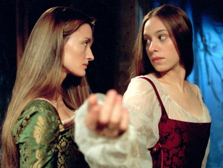 Natascha McElhone (MARIA) e Jodhi May  (ANNA) in The Other Boleyn Girl