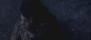 Abbraccio fra Uncas e Alice nella scena "The falls", le cascate, che porter alla presa in ostaggio delle sorelle Munro e di Heyward da parte degli Uroni di Magua.