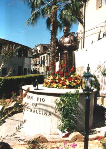 La statua di San Pio da Pietrelcina a Joppolo