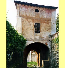la torre-porta del castello di Valperga