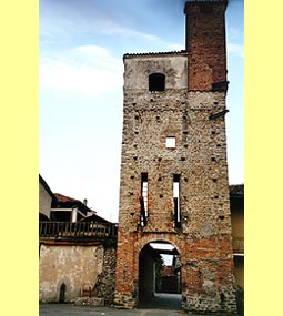 la torre-porta del ricetto di Oglianico