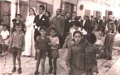 I parenti e gli invitati accompagnano la sposa in chiesa
