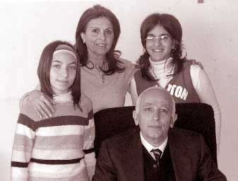 Il dirigente scolastico, dr. Domenico Lascaro, la prof.ssa Carlucci, le alunne Margherita Comanda e Antonella Uricchio