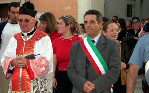 Vincenzo Borelli, neo sindaco di Miglionico, alla processione di Sant'Antonio " la ser' " del 27 Giugno 2004