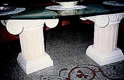 Tavolino a capitelli ionici