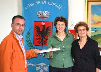 Il sindaco consegna un volume in dono a Franca Librizzi