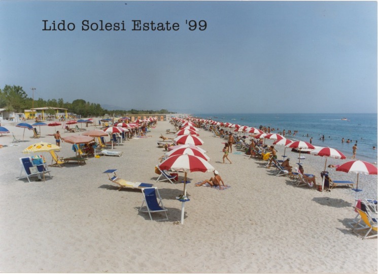 Lido Solesi: veduta della spiaggia (13752 byte)