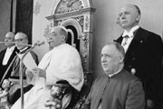 Luigi Gedda accanto a Pio XI durante una lettura del Papa.