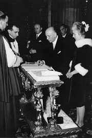 Luigi Gedda e Teodolinda Romano durante la firma del loro matrimonio.