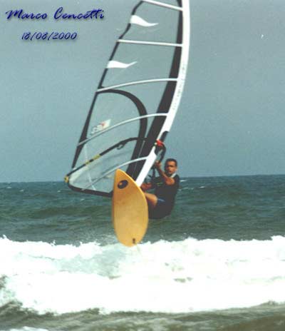 Marco Cencetti  Agosto 2000 . . . indeciso se . . .  'atterrare' sulla spiaggia o meno . . .  ; - )