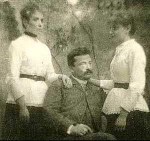 Giovanni Pascoli con le sorelle Maria e Ida
