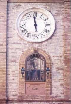Piazza Peretti - L'orologio - Foto Dino Cappelletti