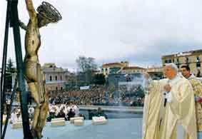 Sua Santit Giovanni Paolo II bendice il Crocifisso di Miglionico sull'altare papale il 27 aprile 1991 a Matera, in Piazza della Visitazione 