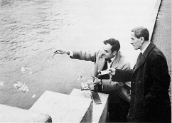 Yves Klein e Dino Buzzati procedono al rituale di una cessione di una "zone de sensibilit picturale immatrielle", Parigi, 26 gennaio 1962.