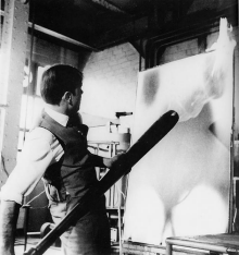 Yves Klein durante la realizzazione di Peinture Feu (F 3) 