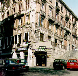 Il negozio visto dalla via Roma