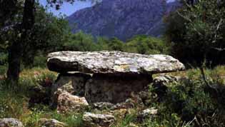 dolmen.jpeg (15537 byte)
