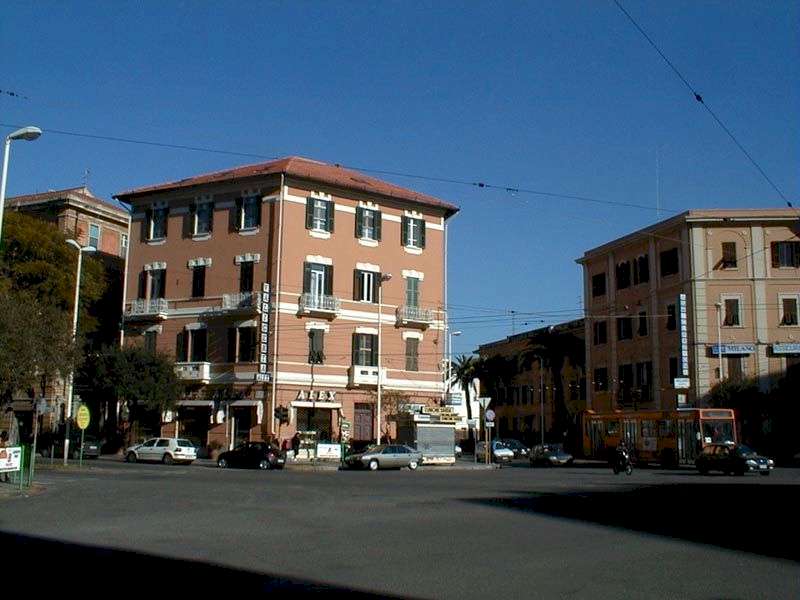 Piazza S. Benedetto (2).jpg (53790 byte)