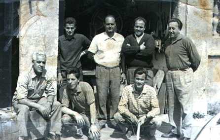 Clicca qui per ingrandire l'immagine del primo laboratorio di falegnameria fondato nel 1956 da Bernardino Antonio Musilli, qui presente al centro nell'immagine